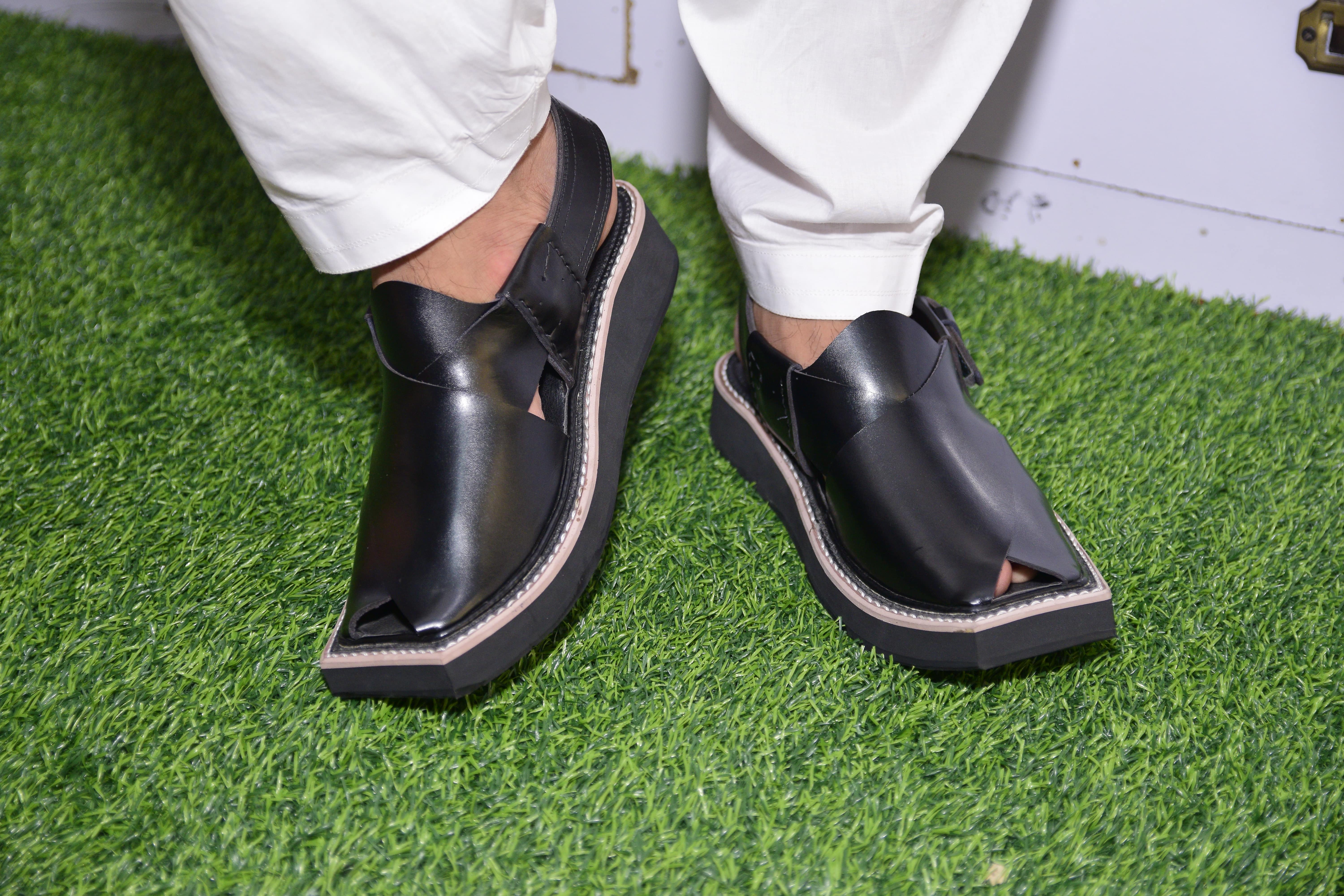 Hover Thumbnail Kaptan Medicated Chappal Black