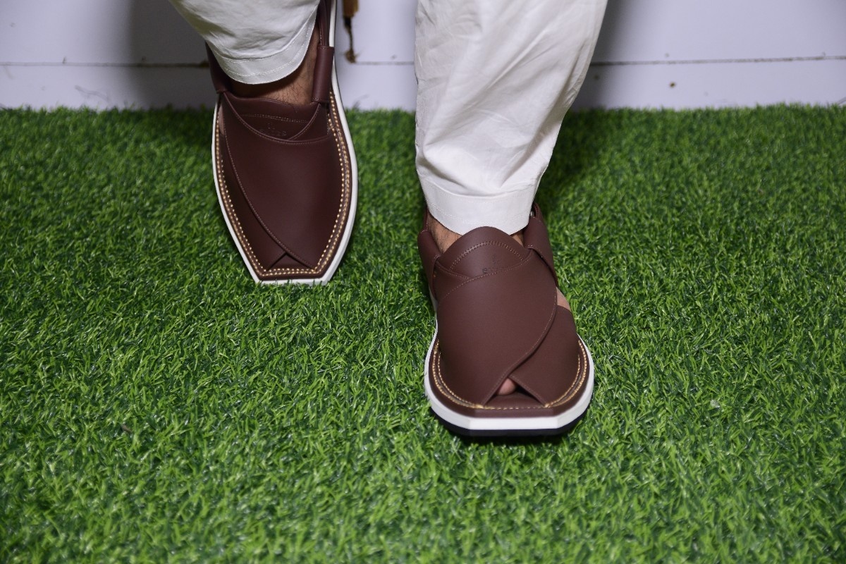 Hover Thumbnail Original Kaptaan Chappal – Single Sole, Chocolate Color | Black & White Medicated Sole