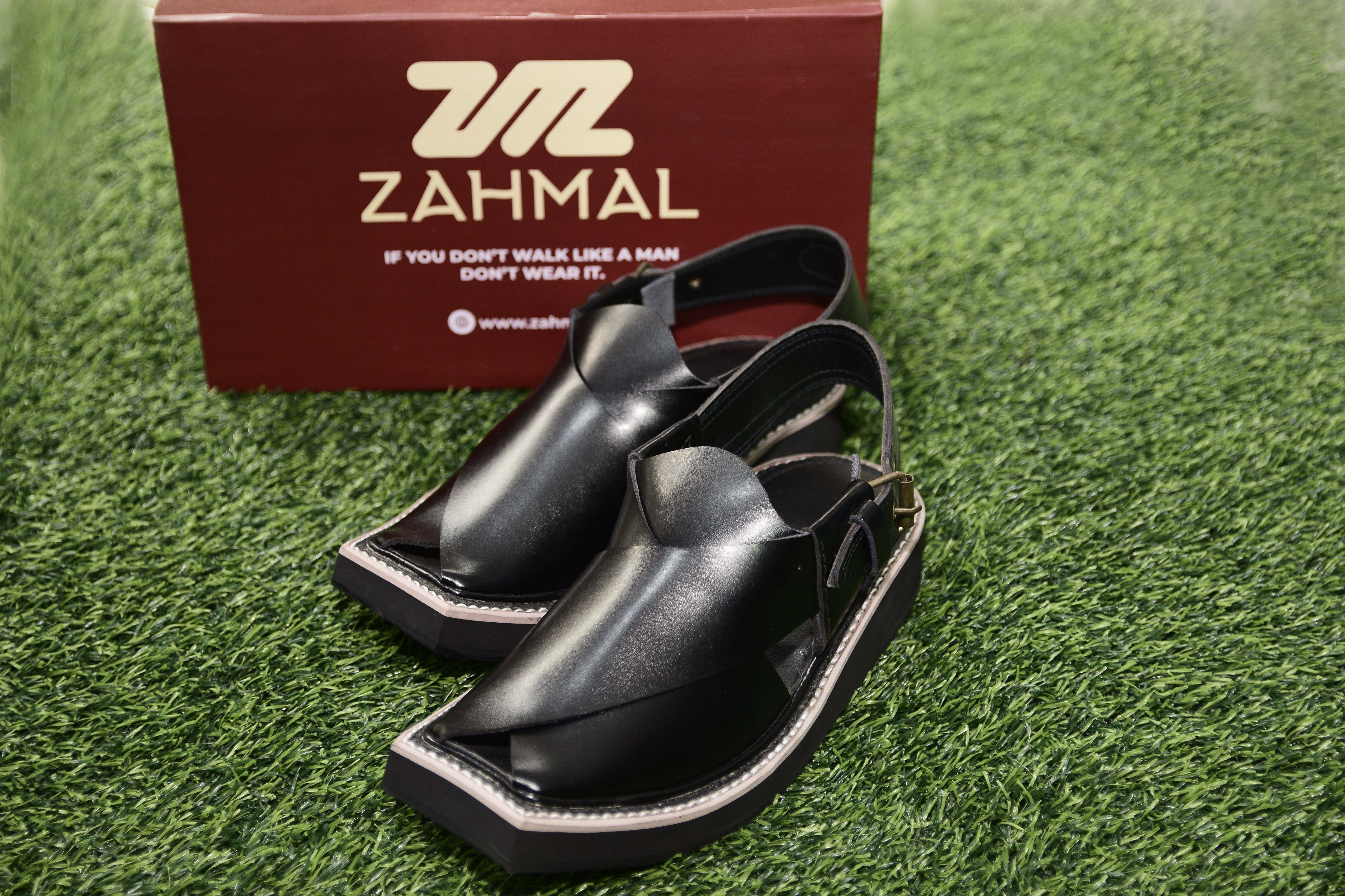 Kaptan Medicated Chappal Black